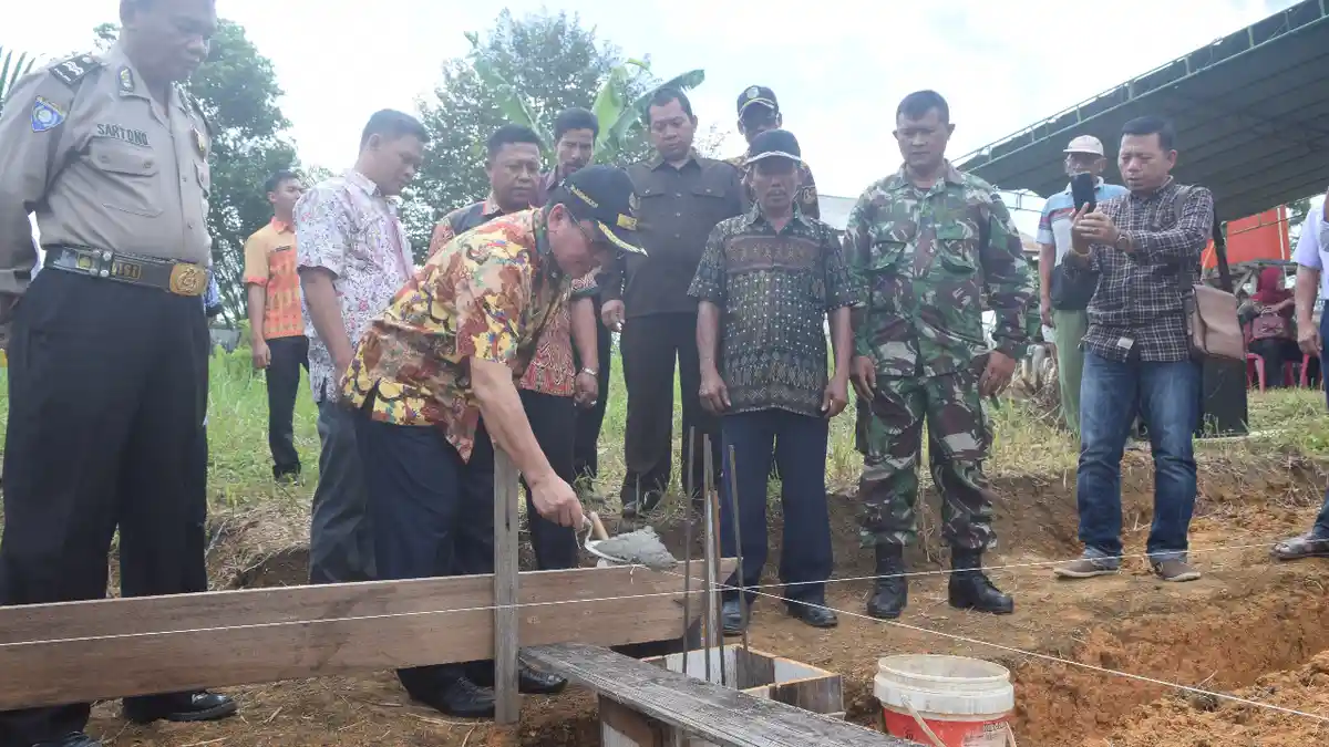 Wabup Askiman Letakkan Batu Pertama Pembangunan GKII Merarai Dua