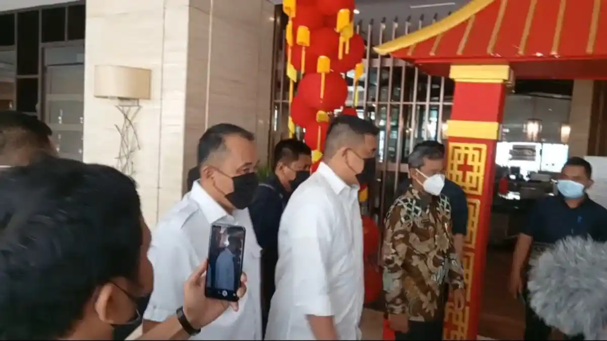 Bobby-Aulia Hadiri Rapat Pleno Terbuka Penetapan Wali Kota Medan, Kompak Kenakan Baju Putih