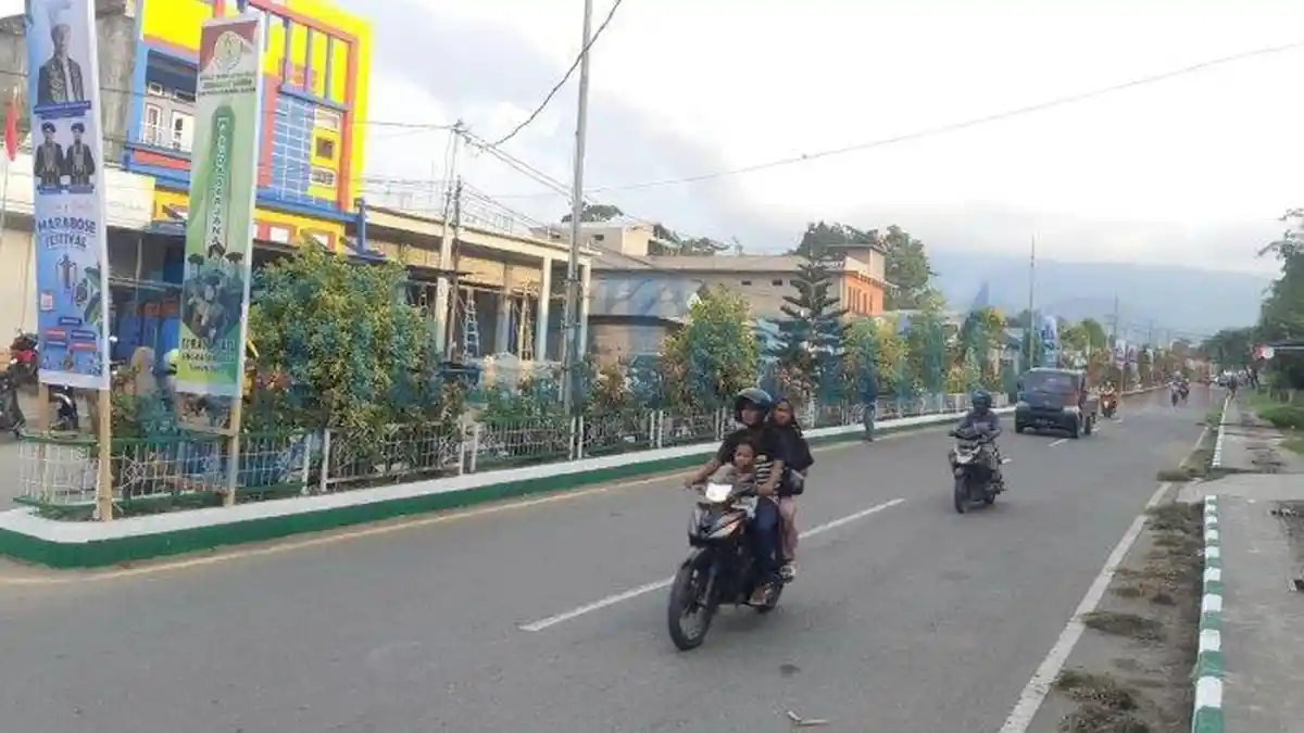 Berikut Data Ruas Jalan Nasional dan Provinsi di Halmahera Selatan: Jalan Kabupaten 958,8 Kilo Meter
