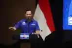 AHY Serahkan KTA Partai Demokrat kepada Anggota Baru