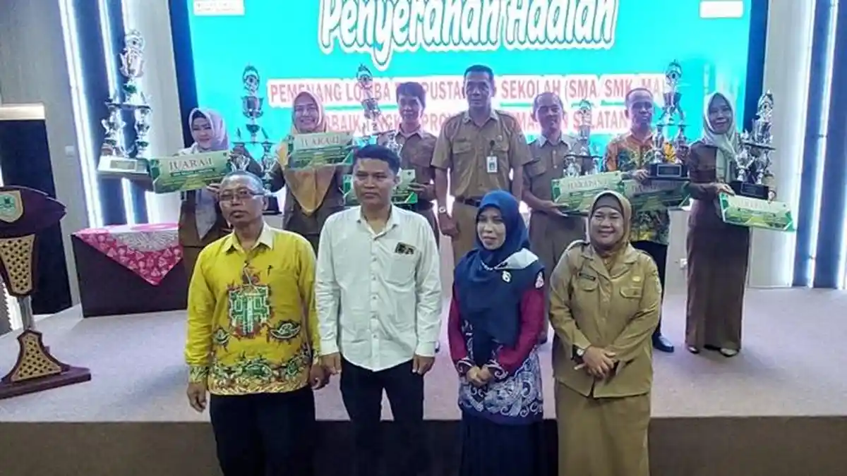 Penyerahan Hadiah pada Lomba Perpustakaan Sekolah Tingkat Provinsi Kalsel