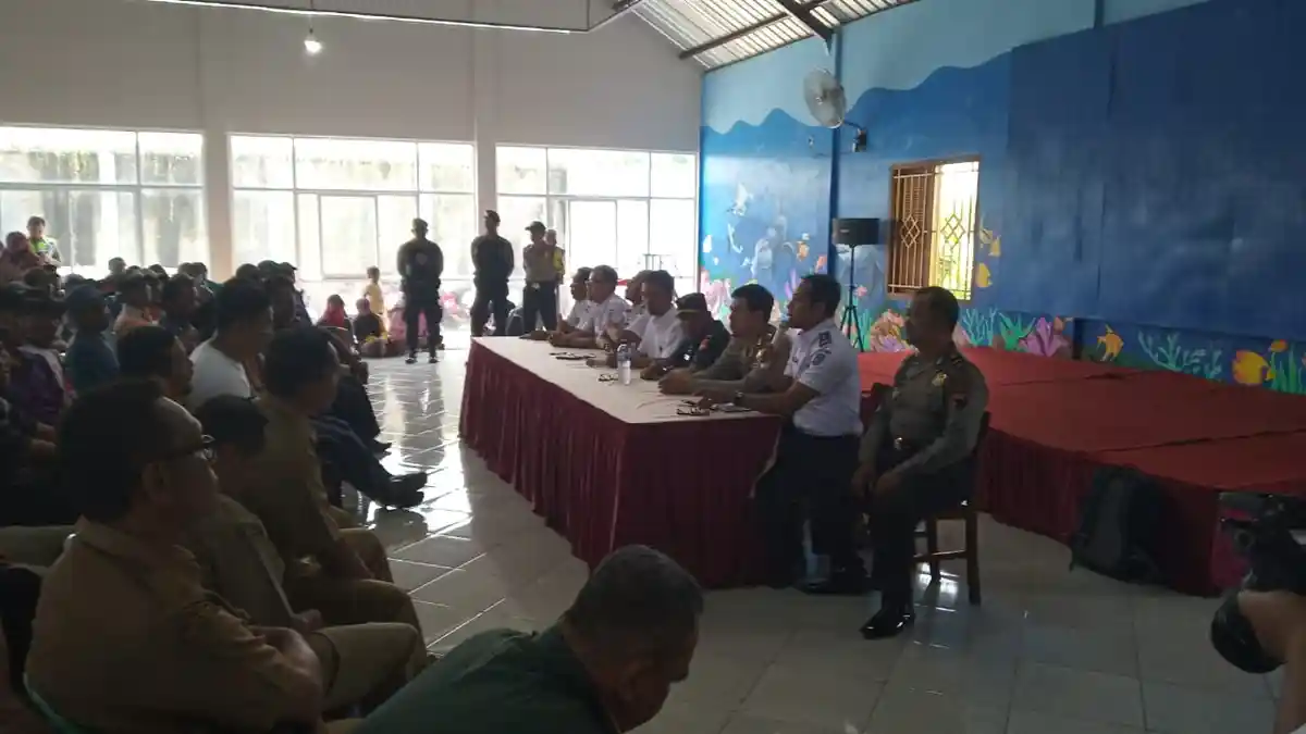 Warga Desa Munjungagung Tegal Protes Pertamina Tutup Perlintasan Rel Kereta