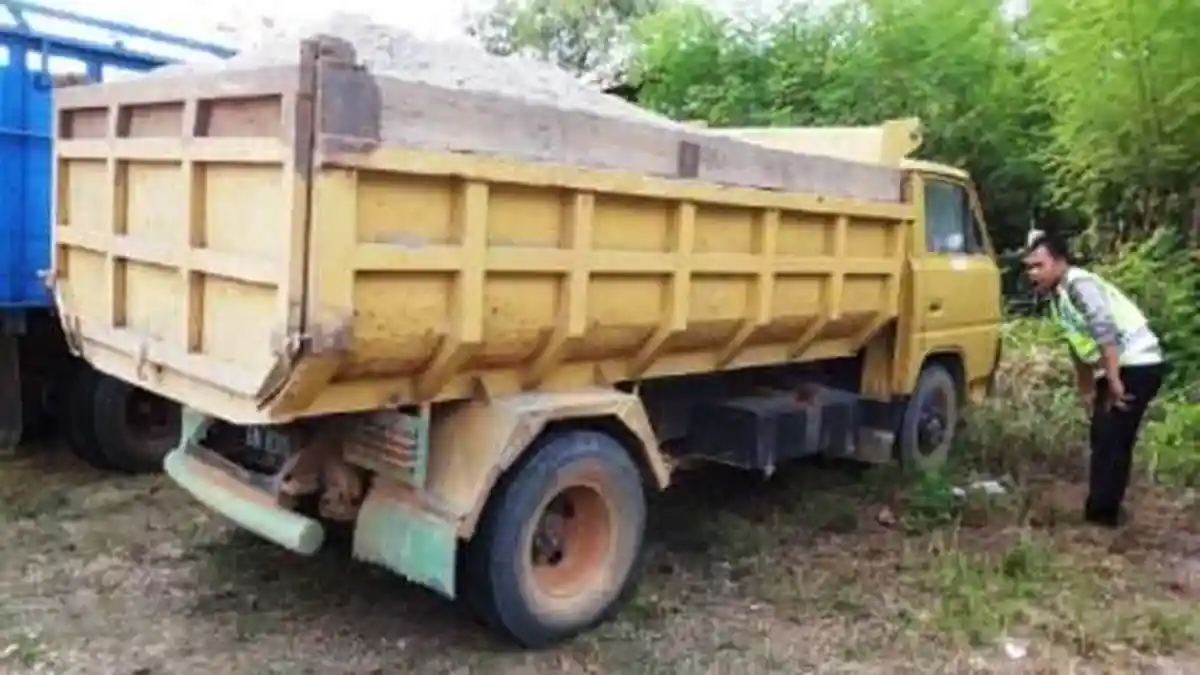 Takut Diamuk Massa, Sopir Dumptruck Menyerahkan Diri