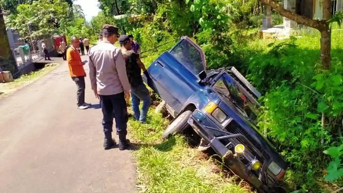 Mobil Masuk Selokan di Kutasari Purbalingga, Sopir Diduga Mengantuk