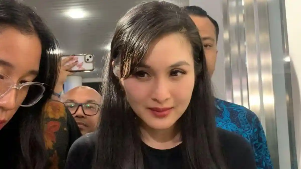 Sandra Dewi Tiup-tiup Tangan Saat Bersaksi di Depan Hakim