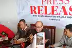 Tim-Pengacara-BBH-DI-saat-menggelar-konferensi-pers-membeber-sejumlah-kejanggalan-dalam-sidang.jpg