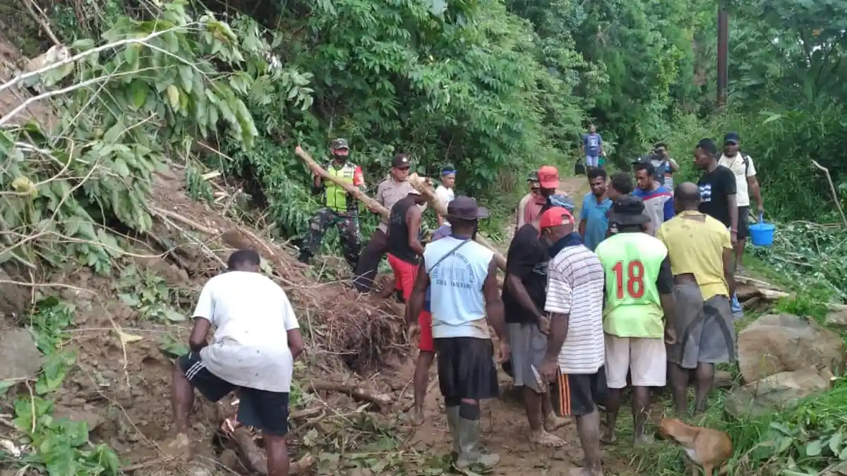 Diguyur Hujan Deras, Jalan Dormena-Yongsu Spari Jayapura Tertutup Longsoran