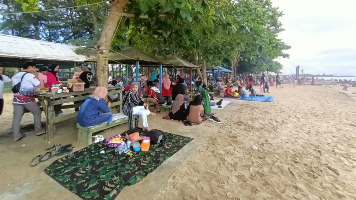 Mudik Dilarang, Warga Pilih Liburan ke Pantai Amal, Binalatung Beach di Hari Terakhir Libur Lebaran