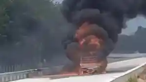 Mobil-Carry-Pick-up-terbakar-di-jalan-tol.jpg