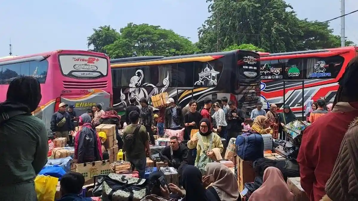 H-3 Lebaran Penumpang Padati Terminal Kalideres, Diprediksi Puncak Arus Mudik Hari Ini