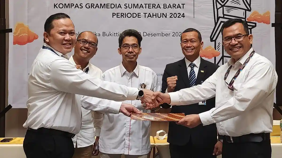 Semarak Pengukuhan, Pengurus FKD Kompas Gramedia Sumbar di Hotel Santika Bukittinggi
