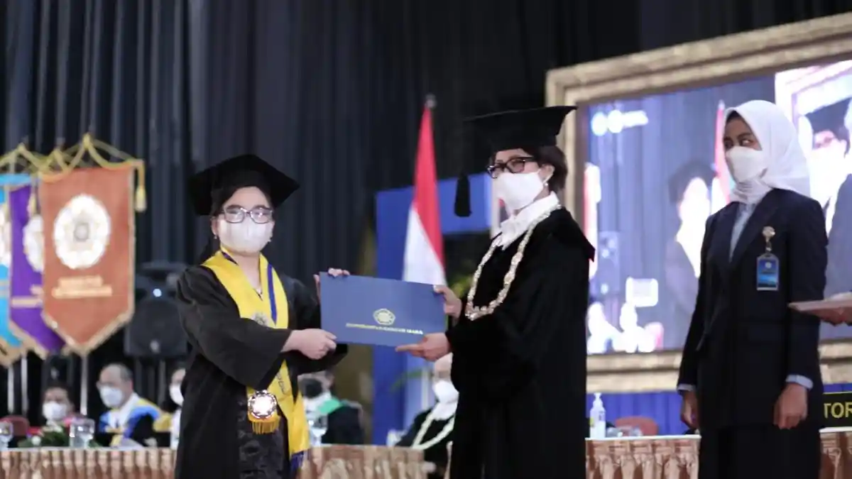 Sebanyak 2.552 Lulusan Sarjana dan Diploma UGM Jalani Wisuda di Grha Sabha Pramana