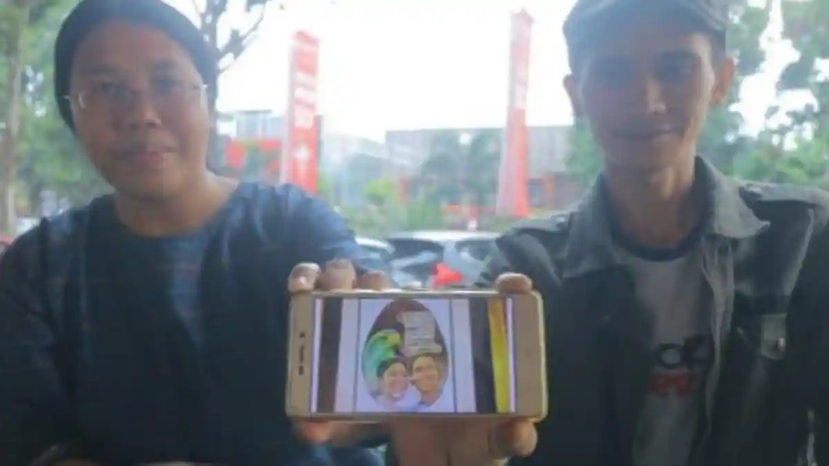 Teddy Arte Melukis dengan Cat Seduhan Kopi di The Atjeh Connection
