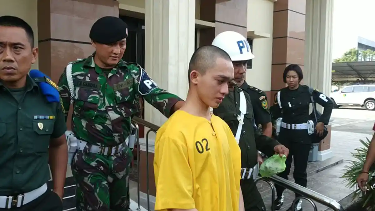 Prada DP Menangis Saat Masuk Mobil Tahanan, Banyak Diteriaki dan Dicemooh Keluarga Vera