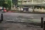 Penampakan-bekas-bakaran-ban-oleh-massa-pendemo-di-Jalan-Salemba-Raya.jpg