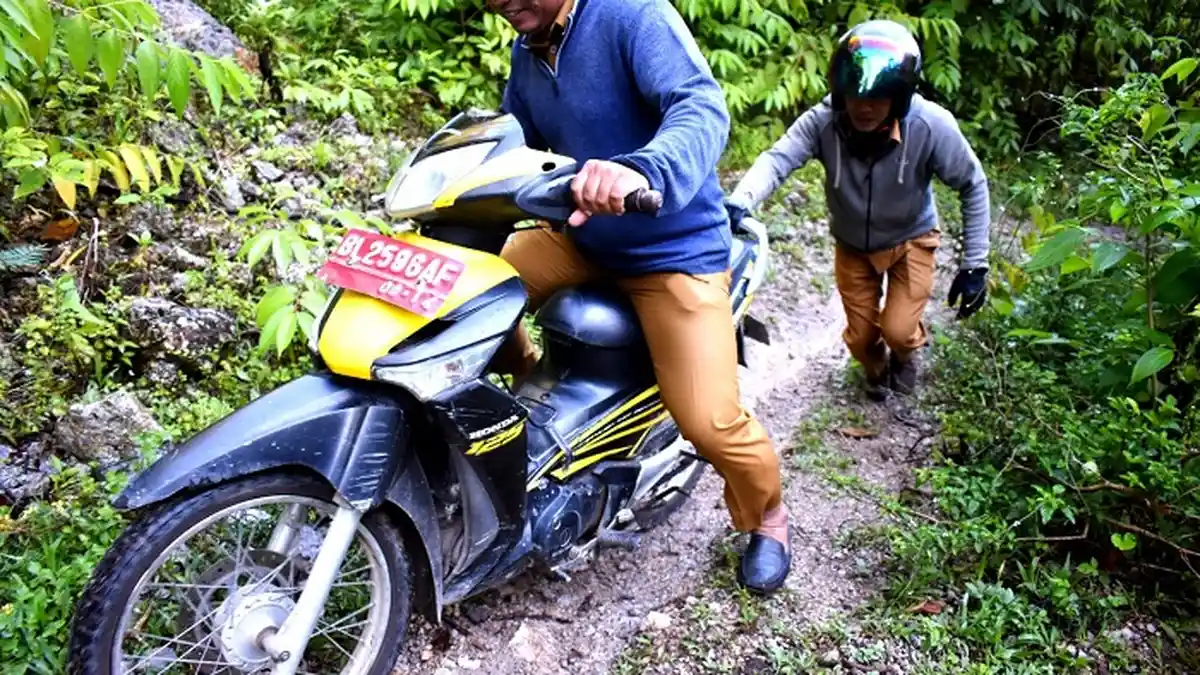 Guru Sering Dorong Sepeda Motor Saat Melintasi Jalan Transmigrasi Geumpang Pidie, Begini Sikap Dewan
