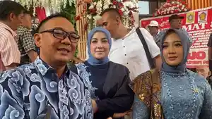 Eks-Bupati-Bogor-Iwan-Setiawan-bersama-istrinya-Halimatussadiyah-dan-Nurunnisa-Setiawan.jpg