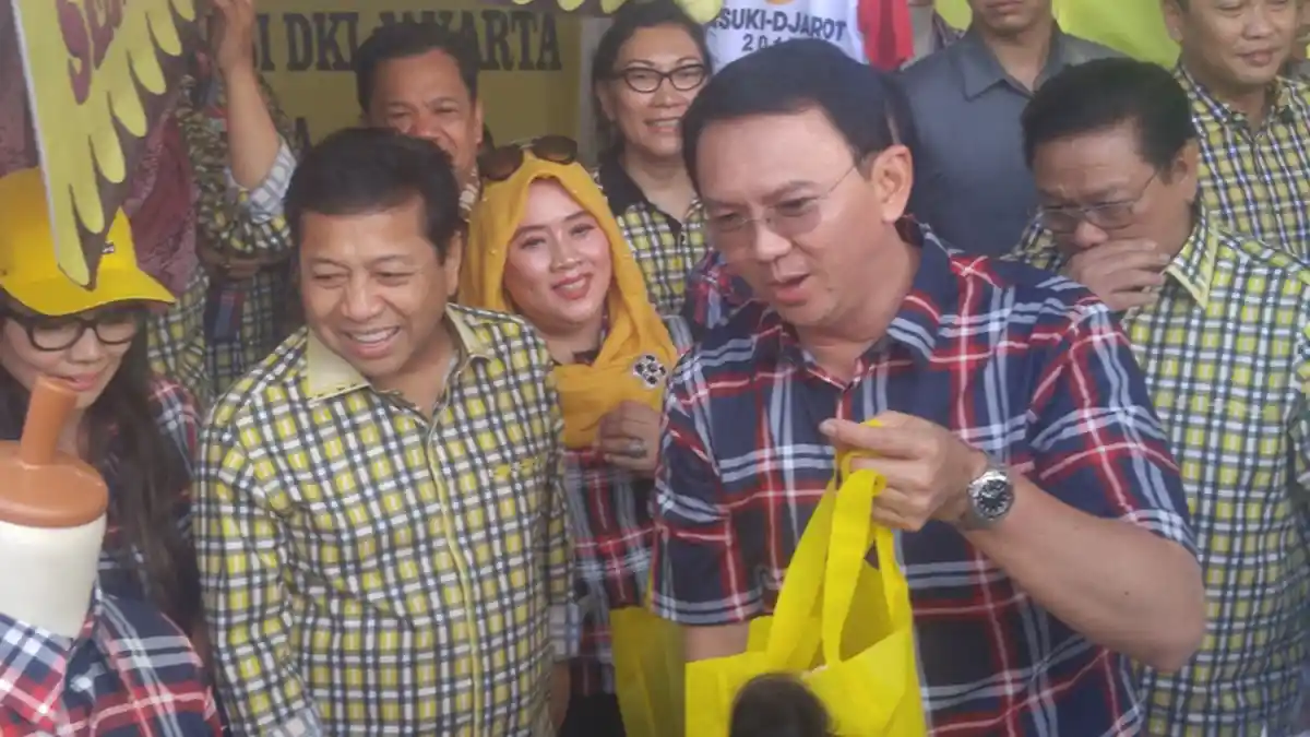 Pakai Baju Kotak-kotak Kuning, Setya Novanto Temani Ahok Kunjungi Pasar Murah