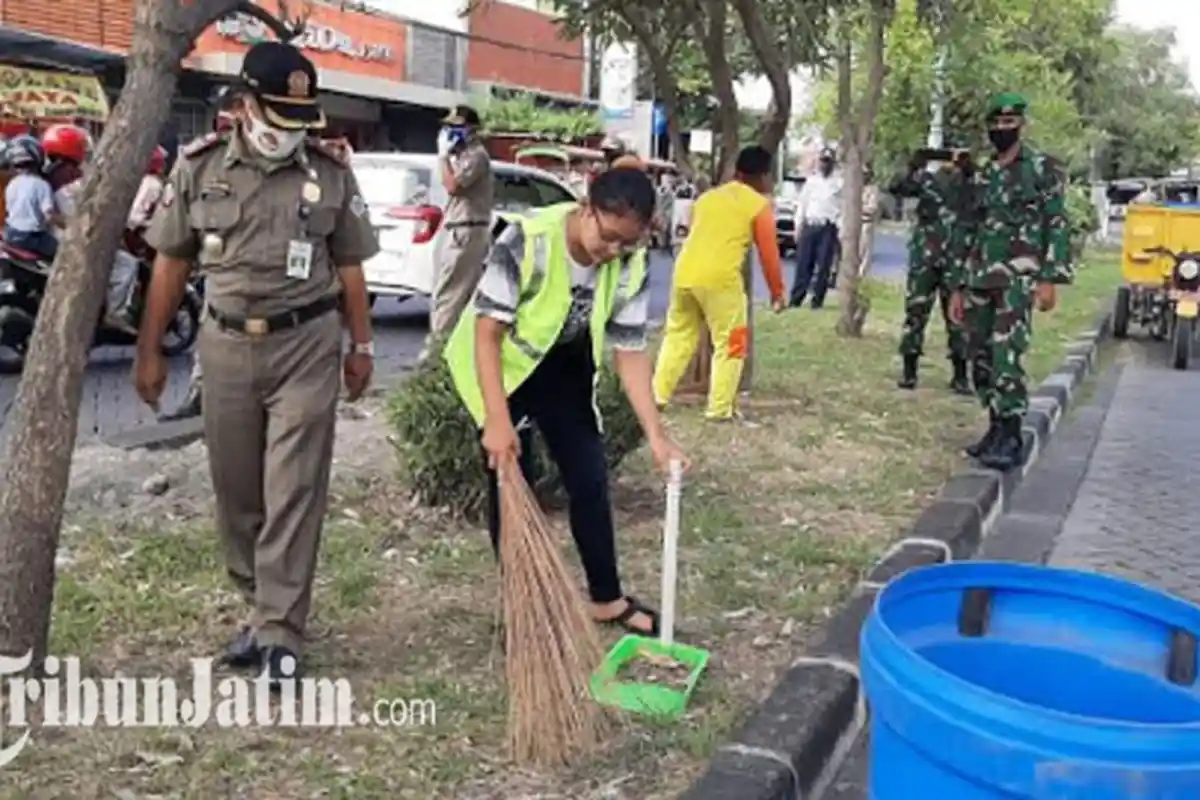 86 Orang Lupa Pakai Masker Dihukum Menyapu Jalan Jawa Gresik, Pakai Rompi 'Pelanggar Perbup'
