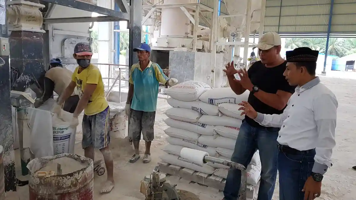 Tinjau Pabrik Pengolah Batu Kapur di Aceh Tamiang, Ini Pesan Haji Uma 