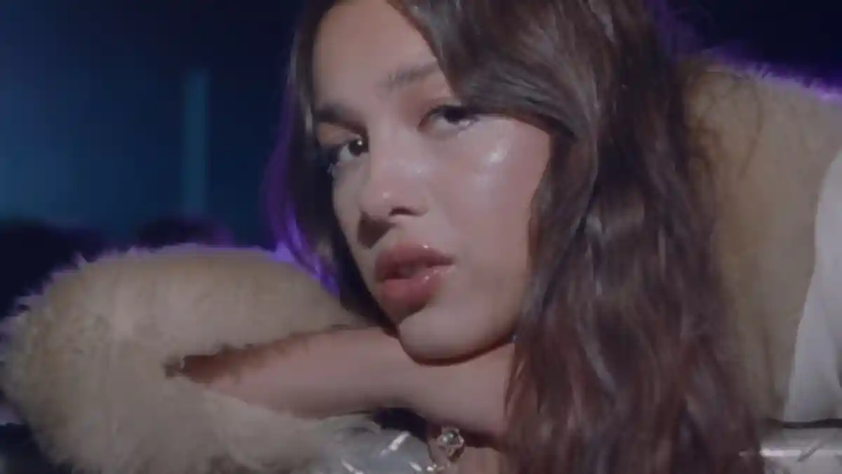Lirik dan Terjemahan Lagu Traitor - Olivia Rodrigo, tentang Rasa Sakit Dikhianati Kekasih