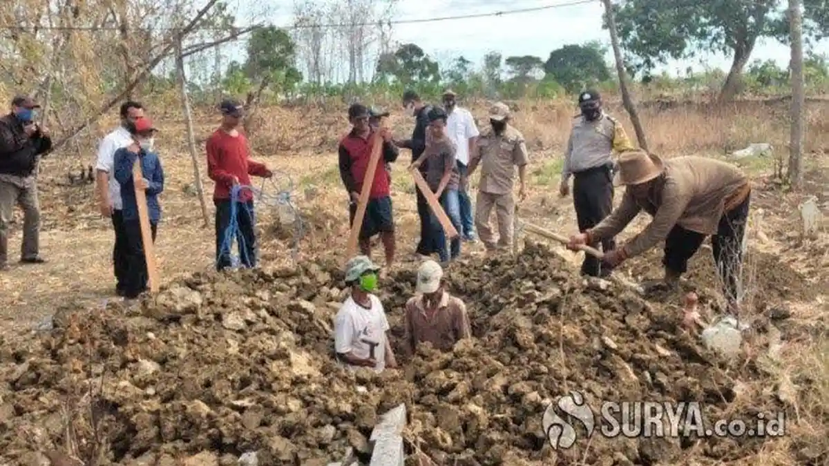 Gara-gara Tak Pakai Masker, 8 Warga Dihukum Gali Kuburan Korban Covid-19