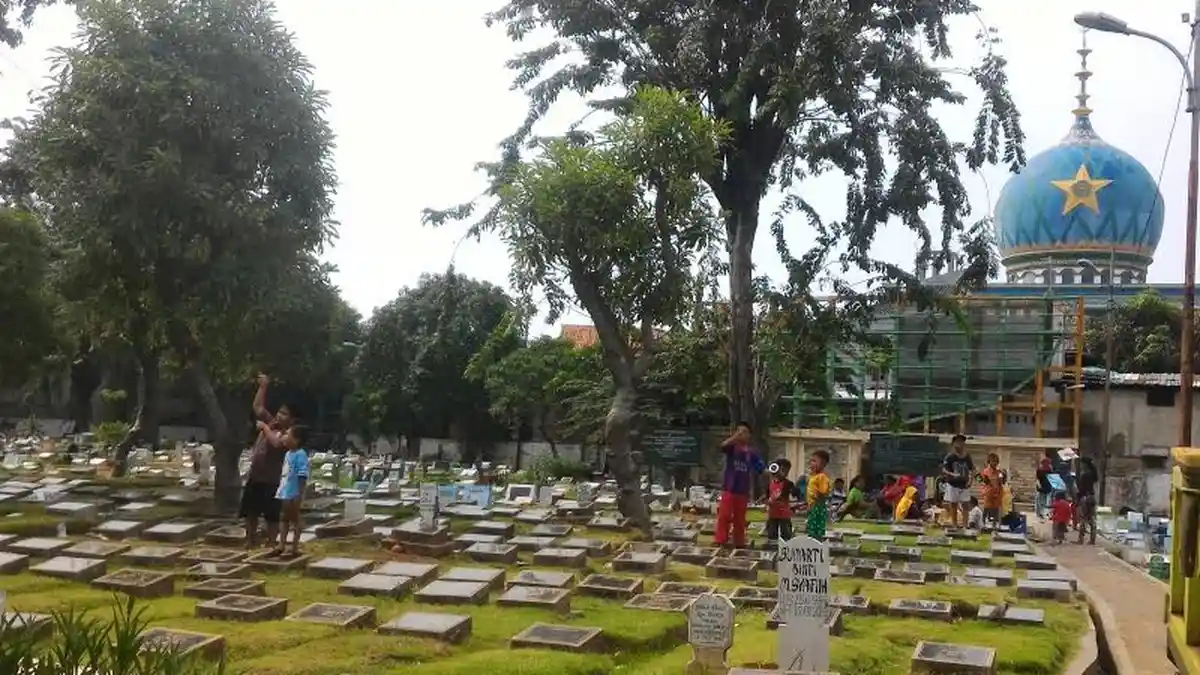 Tak Miliki Ruang Terbuka, Sejumlah Anak Manfaatkan Pemakaman Untuk Area Bermain