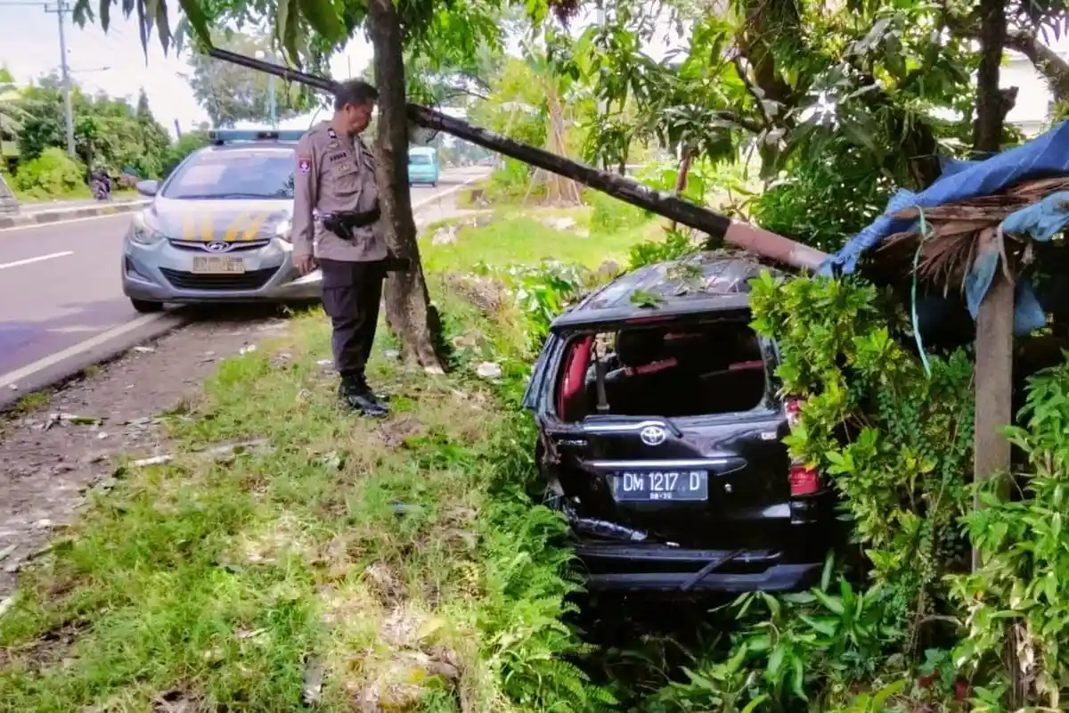 Mobil Avanza dari Sulbar Tabrak Tiang Lalu Jatuh ke Selokan di Maros, 8 Penumpang Luka-luka