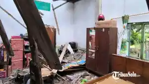 Atap-rumah-warga-yang-ambruk-menyebabkan-2-orang-terluka-di-Dukuh-Klitak.jpg