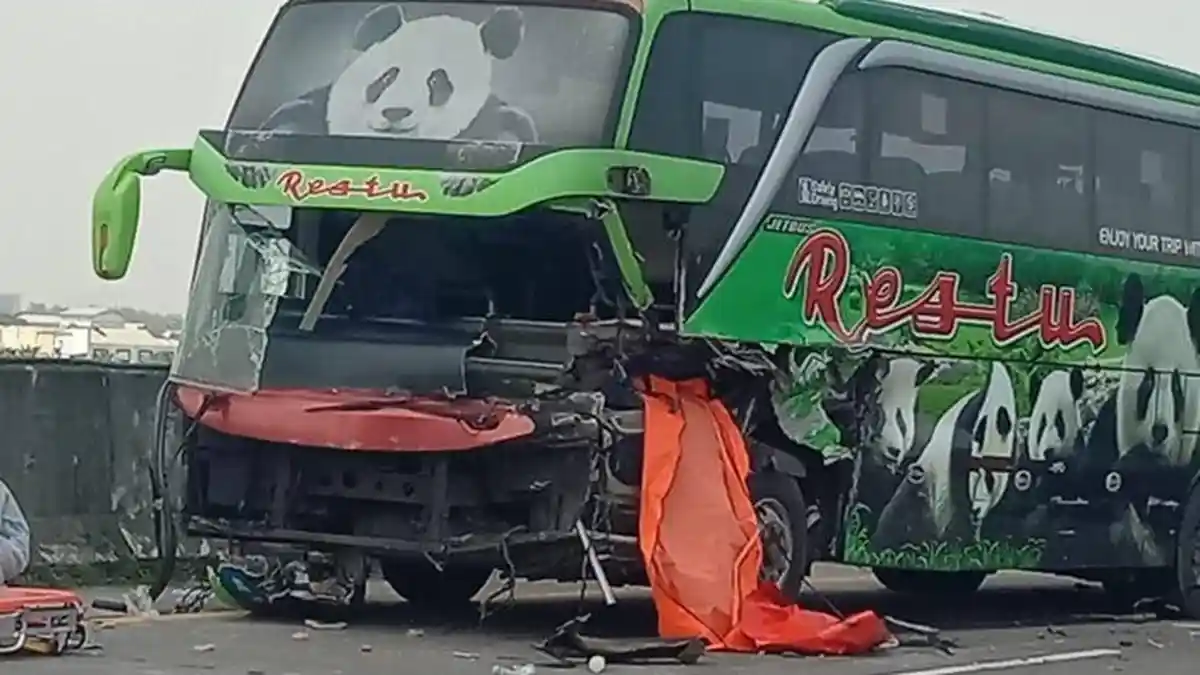 Kecelakaan Maut Tadi Pagi, Kernet Tewas Usai Bus Tabrak Truk Tronton hingga Terbalik Masuk Parit