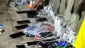 Korban-banjir-di-Kecamatan-Langkahan-Kabupaten-Aceh-Utara-mengantre-cas-hp.jpg
