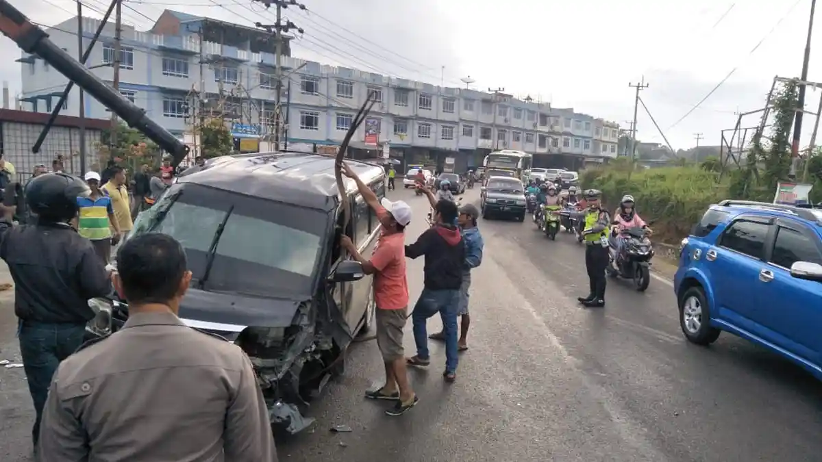 Minibus Ini Tabrak Trotoar, Ban Depan Copot Lalu Terguling