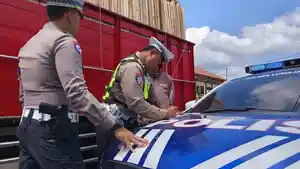 DITILANG-Polisi-menujukkan-kendaraan-truk-bermuatan.jpg