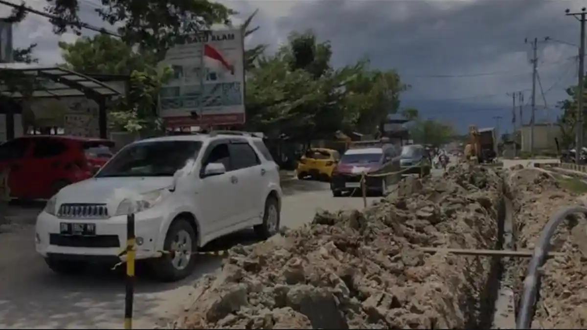 Ada Proyek Galian Pipa di Jalan Karajalemba, Pengendara Diharap Hati-hati!