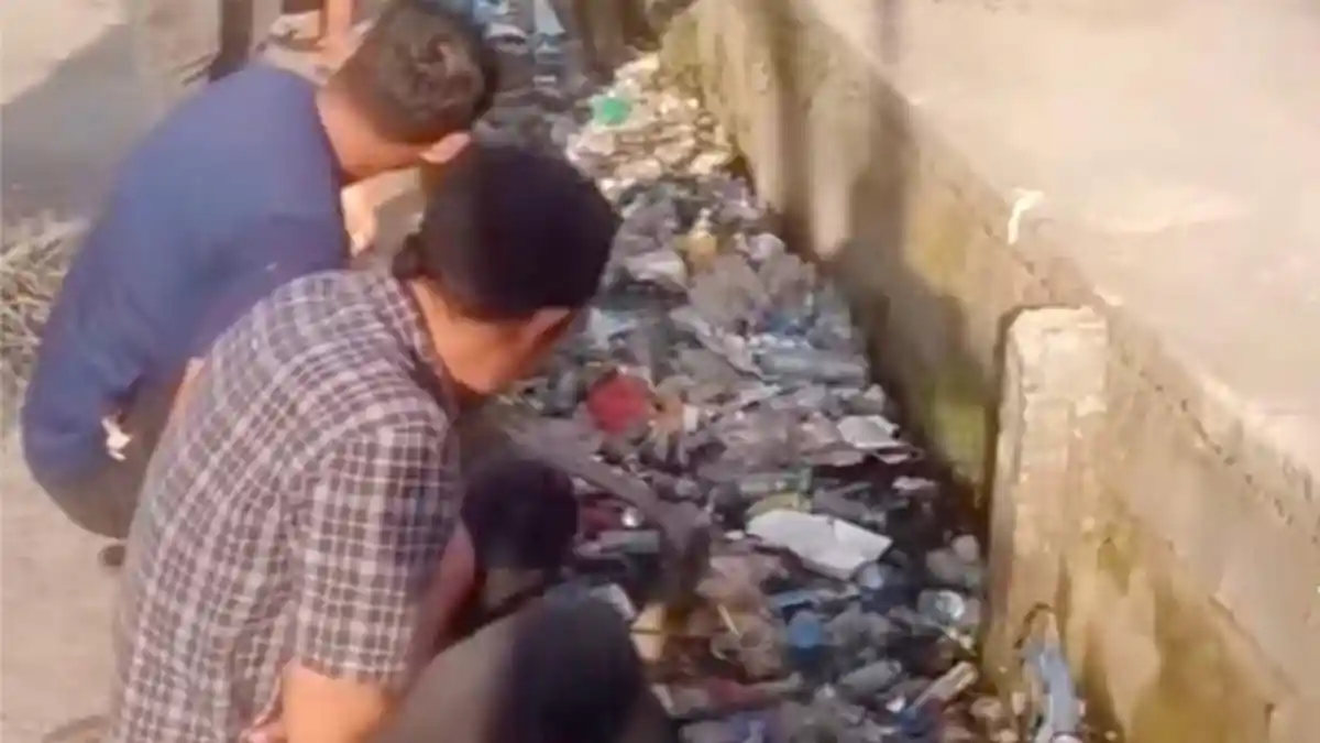 Viral Warga Aceh Tengah Mancing Ikan Lele di Parit yang Penuh Sampah
