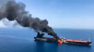 Houthi-sebuah-rudal-menghantam-kapal-tanker-komersial.jpg