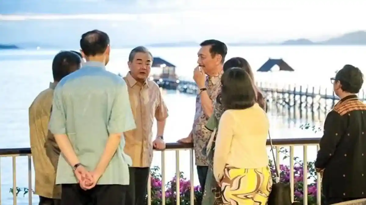 Di Labuan Bajo, Luhut dan Menlu China Bahas Kereta Cepat Sambil Makan Durian