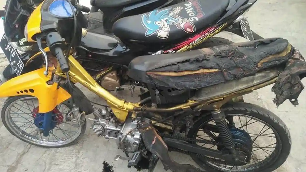 Takut Disita Polisi, Pria yang Terkena Tilang Ini Rela Bakar Motornya, Simak Ceritanya