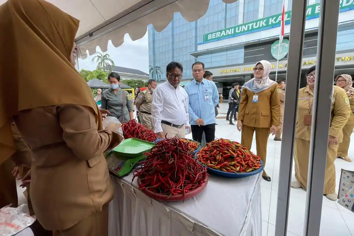 Sekdaprov Sri Wahyuni Buka Kegiatan Gerakan Pangan Murah di Halaman Kantor Gubernur Kaltim