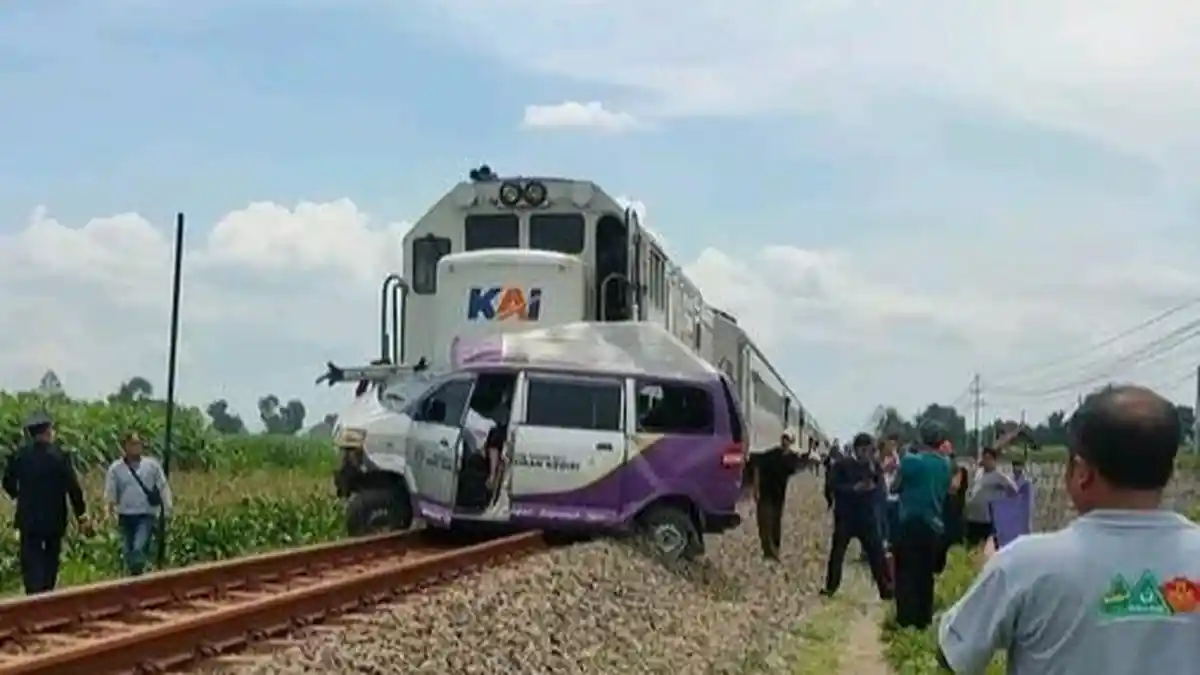 BREAKING NEWS, Ambulans RS Gambiran Kediri Tertabrak Kereta Api, Sopir Meninggal Dunia 