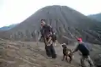 Rayakan Yadnya Kasada di Tengah Amukan Bromo