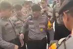 Polisi-terinjak-massa-di-semo.jpg