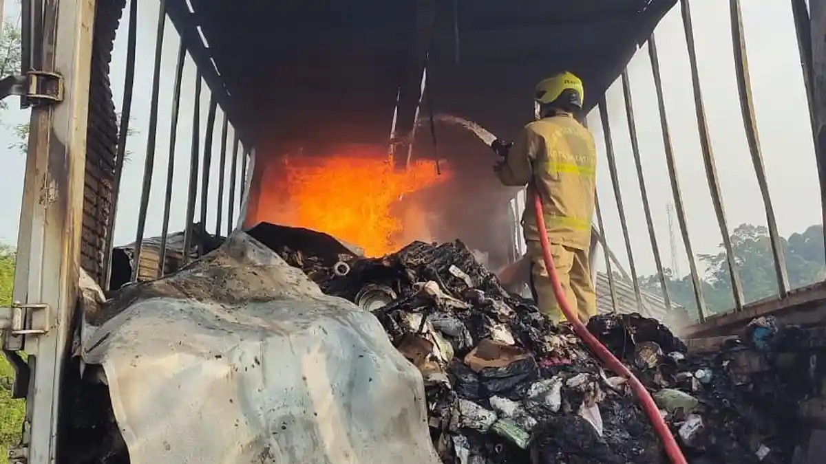 Truk Terbakar di Tol Solo-Semarang Wilayah Salatiga, Bawa 7 Ton Paket Shopee