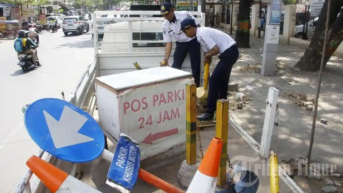 BERITA FOTO: Dishub Makassar Bongkar Pos Parkiran di Depan RS Labuang baji - dishub-makassar-bongkar-pos-parkir-di-jl-ratulangi.jpg