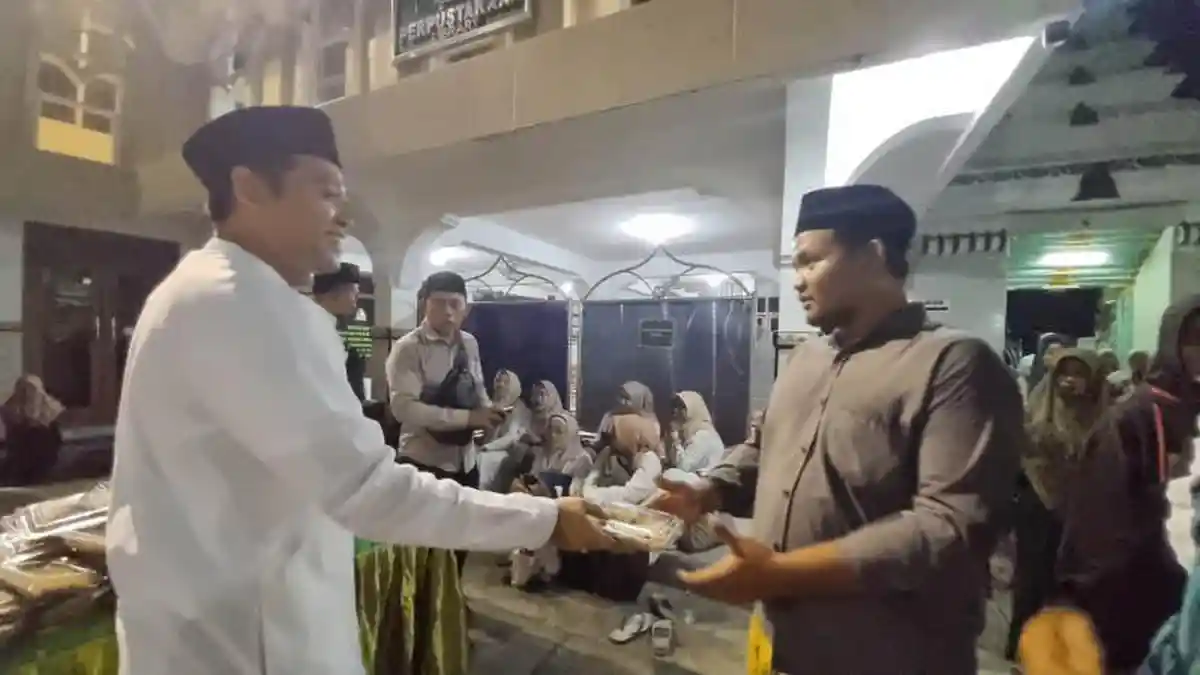 Ribuan Nasi Kebuli Khas Giri Gresik Dibagikan di Tradisi Malam Selawe Bulan Ramadan