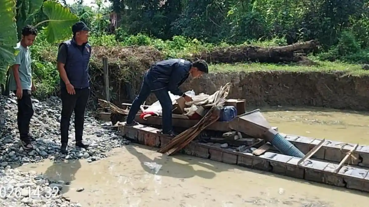 Laporan Warga Berbuah Penertiban, Polisi Bakar Stingkai PETI di Belakang Masjid - Tribunpekanbaru.com