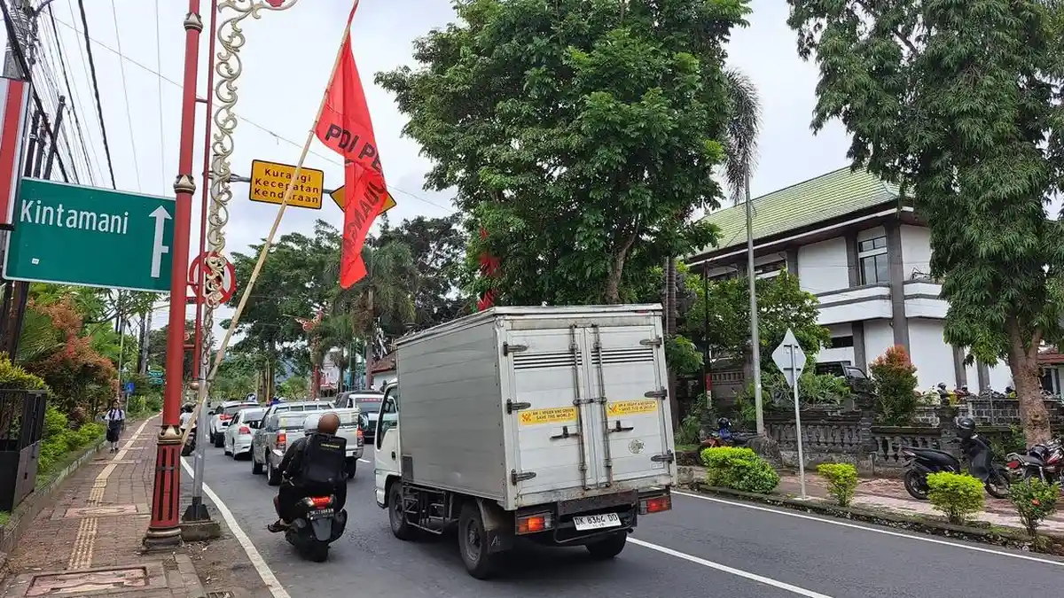 Banyak APK Dipasang Di Tiang Telepon, Hingga Lampu Penerangan Jalan