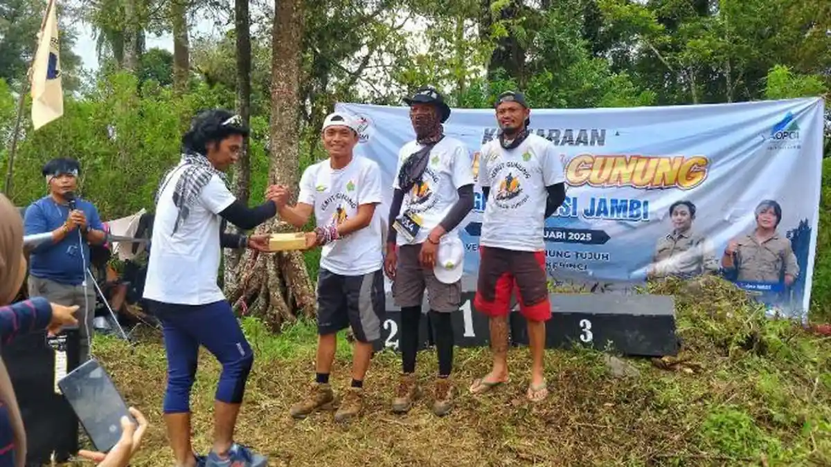 Aksi Bersih-bersih PTPN IV Regional 4 dan AOPGI Jambi di Gunung Tujuh Kerinci