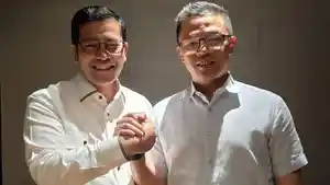 Bupati-Aceh-Tengah-Drs-Haili-Yoga-MSi-berjabat-tangan-erat-dengan-Menteri.jpg