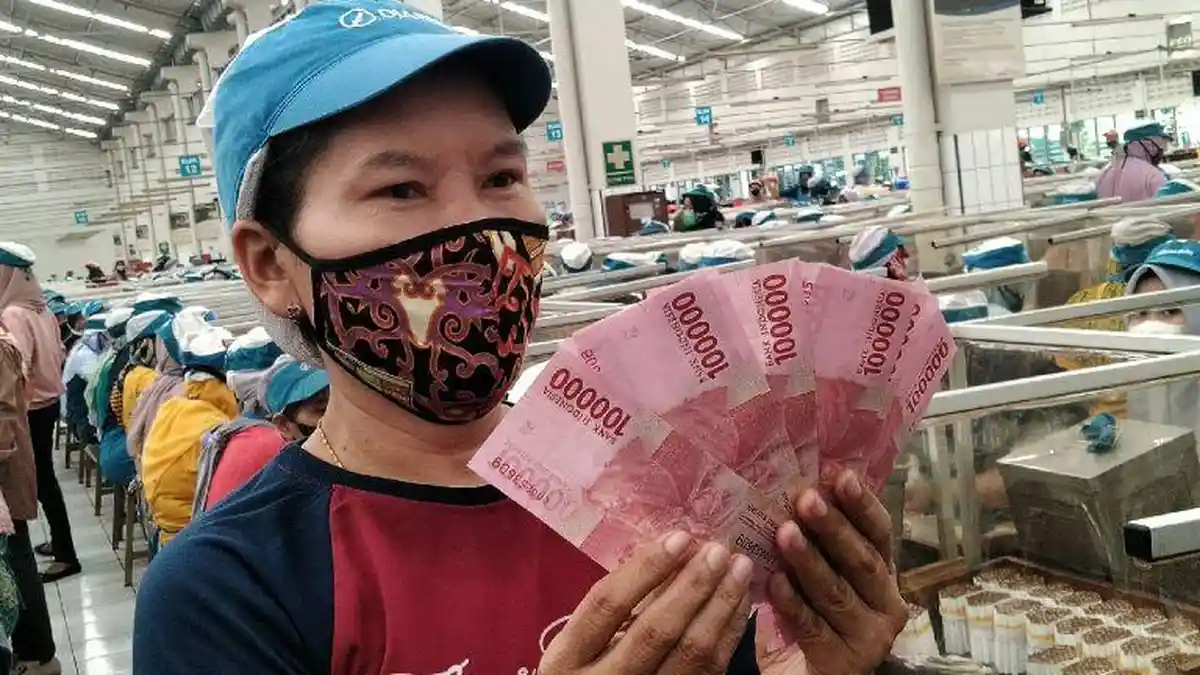 52.025 Buruh Rokok Djarum Terima THR Lebih Awal